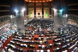 Umat muslim mengikuti shalat Tarawih pertama di Masjid Istiqlal, Jakarta Pusat, Minggu (5/5/2019). Pemerintah menetapkan 1 Ramadhan 1440 H jatuh pada hari Senin 6 Mei 2019. ANTARA FOTO/Sigid Kurniawan/aww.