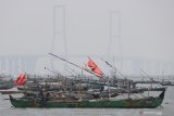 Sejumlah perahu nelayan tertambat di Pantai Kenjeran, Surabaya, Jawa Timur, Senin (6/5/2019). Pada hari pertama puasa Ramadhan sebagian nelayan di kawasan itu memilih untuk tidak melaut. Antara Jatim/Didik Suhartono/zk.