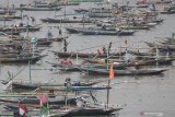 Sejumlah perahu nelayan tertambat di Pantai Kenjeran, Surabaya, Jawa Timur, Senin (6/5/2019). Pada hari pertama puasa Ramadhan sebagian nelayan di kawasan itu memilih untuk tidak melaut. Antara Jatim/Didik Suhartono/zk.