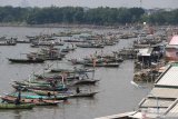 Sejumlah perahu nelayan tertambat di Pantai Kenjeran, Surabaya, Jawa Timur, Senin (6/5/2019). Pada hari pertama puasa Ramadhan sebagian nelayan di kawasan itu memilih untuk tidak melaut. Antara Jatim/Didik Suhartono/zk.