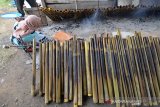 Warga memasak lemang bambu untuk kebutuhan berbuka puasa pada Ramadhan 1440 H di desa Lampaseh, Kota Banda Aceh, Senin (6/5/2019). Lemang bambu, salah satu kuliner khas Aceh yang hanya ramai diperdagangan pada bulan ramadhan tersebut dijual seharga Rp20.000 hingga Rp100.000 per bambu menurut ukurannya. (Antara Aceh/Ampelsa)