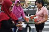 Penjual musiman minuman untuk takjil melayani pembeli di kawasan Alun-alun Kota Madiun, Jawa Timur, Senin (6/5/2019). Menjelang saat buka puasa Ramadhan, di kawasan tersebut banyak penjual musiman memanfaatkan momentum puasa Ramadhan dengan menjual minuman dan makanan untuk takjil, antara lain, kolak, es blewah, es buah, rujak crobo, susu dan makanan berbagai jenis makanan kecil dengan harga antara Rp5.000 hingga Rp10.000 per kemasan. Antara Jatim/Siswowidodo/zk.