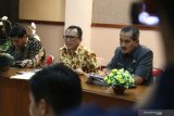 Kepala Bank Indonesia regional Kediri Musni Hardi Kusuma Atmaja (tengah) bersama Wali Kota Kediri Abdullah Abu Bakar (kiri) dan Sekretaris Daerah Budwi Sunu (kanan) mewakili Tim Pengendali Inflasi Daerah (TPID) memberi keterangan kepada wartawan terkait inflasi di Kota Kediri, Jawa Timur, Senin (6/5/2019). Memasuki bulan Ramadhan TPID setempat setiap hari akan melakukan operasi pasar murah di sejumlah titik keramian dan seluruh kantor kelurahan guna menjamin kesetabilan harga kebutuhan pokok sekaligus mengendalikan inflasi pada level wajar. Antara Jatim/Prasetia Fauzani/zk.