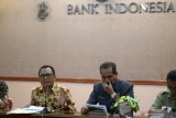 Kepala Bank Indonesia regional Kediri Musni Hardi Kusuma Atmaja (kiri) bersama Sekretaris Daerah Kota Kediri Budwi Sunu (kanan) mewakili Tim Pengendali Inflasi Daerah (TPID) memberi keterangan kepada wartawan terkait inflasi di Kota Kediri, Jawa Timur, Senin (6/5/2019). Memasuki bulan Ramadhan TPID setempat setiap hari akan melakukan operasi pasar murah di sejumlah titik keramian dan seluruh kantor kelurahan guna menjamin kesetabilan harga kebutuhan pokok sekaligus mengendalikan inflasi pada level wajar. Antara Jatim/Prasetia Fauzani/zk.