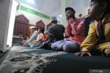 Umat Islam melaksanakan shalat tarawih malam pertama bulan Ramadhan 1440 H. di Kelurahan Galadak Anyar, Pamekasan, Jawa Timur, Minggu (5/5/2019). Pemerintah mengumumkan 1 Ramadhan 1440 Hijriah jatuh pada Senin, 6 Mei 2019. Antara Jatim/Saiful Bahri/zk.