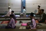 Sejumlah santri melaksanakan Shalat Tarawih pertama di emperan warung kawasan pondok pesantren (ponpes) Lirboyo, Kota Kediri, Jawa Timur, Minggu (5/5/2019) malam. Salah satu ponpes terbesar se-Jawa Timur tersebut mulai menyelenggarakan salat tarawih yang diikuti oleh ribuan santri. Antara Jatim/Prasetia Fauzani/zk.