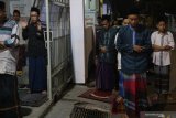 Sejumlah santri melaksanakan Shalat Tarawih pertama di halaman pondok pesantren (ponpes) Lirboyo, Kota Kediri, Jawa Timur, Minggu (5/5/2019) malam. Salah satu ponpes terbesar se-Jawa Timur tersebut mulai menyelenggarakan salat tarawih yang diikuti oleh ribuan santri. Antara Jatim/Prasetia Fauzani/zk.