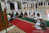 Umat Islam melakukan tadarus Al Quran seusai shalat tarawih berjamaah pada awal bulan Ramadhan 1440 H di Masjid Baitussalihin, Ulee Kareung, Banda Aceh, Minggu (5/5/2019) malam. Pemerintah mengumumkan 1 Ramadhan 1440 Hijriah jatuh pada Senin, 6 Mei 2019. (Antara Aceh/Ampelsa)