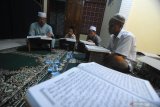 Umat Islam melakukan tadarus Al Quran malam pertama bulan Ramadhan 1440 H. di Kelurahan Galadak Anyar, Pamekasan, Jawa Timur, Minggu (5/5/2019). Umat muslim memperbanyak ibadah pada Ramadhan diantaranya dengan membaca Al Quran secara bergantian. Antara Jatim/Saiful Bahri/zk.