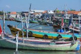 Sejumlah perahu ditambatkan di Pelabuhan Branta Pesisir, Pamekasan, Jawa Timur, Senin (6/5/2019). Awal bulan Ramadhan 1440 H. nelayan di Madura tidak melaut guna fokus beribadah puasa sekaligus proses adaptasi selama dua hari. Antara Jatim/Saiful Bahri/zk.