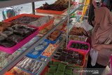 Pedagang menjual berbagai jenis takjil pada hari pertama Ramadhan di kawasan Lampineung, Banda Aceh, Senin (6/5/2019). Pada bulan Ramadhan rame pedagang dadakan yang menjual berbagai menu berbuka puasa. (Antara Aceh/Khalis)