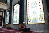 Umat muslim membaca Alquran di Masjid Baitul Mukminin Jombang, Jawa Timur, Senin (6/5/2019). Pada bulan suci Ramadhan, seluruh umat muslim berlomba-lomba untuk mendapatkan pahala salah satunya dengan membaca Alquran. Antara Jatim/Syaiful Arif/zk.