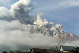 ERUPSI GUNUNG SINABUNG. Gunung Sinabung menyemburkan material vulkanik saat erupsi, di Karo, Sumatera Utara, Selasa (7/5/2019). Gunung Sinabung berstatus Awas (level IV) kembali erupsi dengan tinggi kolom abu vulkanik mencapai 2.000 meter. (Antara Sumut/HO/Sastrawan Ginting)