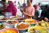 Gulai rebung, gulai telur ikan dan cumi asin sambal ijo masakan paling laris di Pasar Benhil