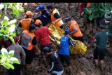 Petugas dibantu warga mengevakuasi korban tertimbun material jembatan yang jebol di Desa Perean, Tabanan, Bali, Selasa (7/5/2019). Musibah itu terjadi Selasa (7/5) sekitar pukul 07.30 Wita saat warga melakukan kerja bakti pengurugan jembatan yang jebol sehingga menewaskan dua warga setempat karena terperosok dan tertimbun material. ANTARA FOTO/Nyoman Hendra Wibowo/nym