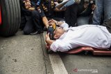 Menteri Perhubungan Budi Karya Sumadi bersiap sebelum memeriksa rangka mesin bus AKAP saat kunjungan kerja di terminal Leuwipanjang, Bandung, Jawa Barat, Selasa (7/5/2019). Kunjungan kerja tersebut dalam rangka pemeriksaan angkutan dan persiapan jelang mudik Lebaran 2019. ANTARA JABAR/M Agung Rajasa/agr