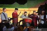 Plt Gubernur Aceh, Nova Irivansyah ( kedua kiri) bersama pejabat dinas pariwisata secara bersama memukul beduk saat pembukaan Festival Ramadhan di Taman Budaya, Banda Aceh, Selasa (7/5/2019). Festival Ramadhan yang dilaksanakan pemerintah Aceh bekerjasama dengan Kementerian Pariwisata itu, menampilakan sejumlah kesenian bernuansa Islam dari berbagai suku di Aceh dan termasuk Tarian Sufi dari Turkiyang berlangsung dari tanggal 7 hingga 27 Mei 2019. (Antara Aceh/Ampelsa)