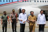 Presiden Joko Widodo tiba di Balikpapan Selasa (7/5) siang dalam rangka kunjungan kerja ke Kaltim. Kunjungan kerja ke sejumlah daerah di Pulau Kalimantan terkait rencana pemindahan Ibu Kota Negara Kesatuan Republik Indonesia (NKRI) dari Jakarta ke luar Pulau Jawa diantaranya untuk meninjau Kawasan Bukit Soeharto. Nampak Presiden disambut Wakil Gubernur Hadi Mulyadi dan Ketua DPRD Kaltim H. Syahrun dan sejumlah pejabat lainnya.(Antaranews Kaltim/Ist/)