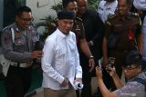 Terdakwa kasus dugaan pencemaran nama baik Ahmad Dhani Prasetyo (kedua kiri) berjalan menuju mobil tahanan usai mengikuti sidang di Pengadilan Negeri Surabaya, Jawa Timur, Selasa (7/5/2019). Sidang itu beragendakan pembacaan nota pembelaan tim penasehat hukum Ahmad Dhani atas tuntutan Jaksa Penuntut Umum. Antara Jatim/Didik Suhartono/zk.