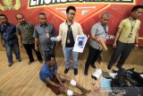 Polisi Reserse Kriminal menghadirkan pelaku pembunuhan satu keluarga sendiri, Aidil Ginting (45) pasca ditangkap dan dilumpuhkan dengan timah panas di kawasan Lambaro Aceh Besar, di Polres Lhokseumawe, Aceh, Selasa (7/5/2019). Pelaku membunuh sadis istri dan dua anaknya sendiri Irawati (35), Ikhra (10), dan Yazid (2,5) di rumahnya di Desa Ulee Madon, Kecamatan Muara Batu, Kabupaten Aceh Utara sekitar pukul 00.30 WIB, Selasa (7/5) dini hari, motif pembunuhan masih dalam penyelidikan petugas. (Antara Aceh/Rahmad)