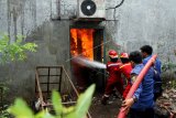 Petugas pemadam kebakaran berusaha memadamkan api yang melahap gudang sembako, di kawasan Aren Jaya, Bekasi, Jawa Barat, Selasa (7/5/2019). Pada peristiwa tersebut sejumlah bangunan yakni gudang sembako dan rumah tinggal ludes terbakar, sementara penyebabnya masih dalam penyelidikan pihak berwenang. ANTARA FOTO/Risky Andrianto/foc.