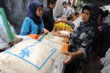 Warga membeli kebutuhan pokok saat pasar murah Ramadhan di kawasan kampung Wanasari, Denpasar, Bali, Selasa (7/5/2019). Pasar murah yang digelar Pemkot Denpasar bersama Tim Pengendali Inflasi Daerah (TPID) Denpasar tersebut menjual berbagai kebutuhan pokok seperti beras, minyak goreng dan gula dengan harga lebih murah dibanding harga pasaran untuk membantu meringankan beban masyarakat serta untuk menjaga stabilitas harga selama bulan Ramadhan. ANTARA FOTO/Fikri Yusuf/nym.