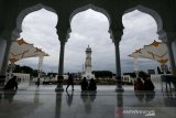 Warga menikmati panorama Masjid Raya Baiturrahman sambil menunggu waktu untuk berbuka puasa (ngabuburit) di Banda Aceh, Rabu (8/5/2019). Masjid Raya pertama dibangun pada tahun 1612 masa pemerintahan Sultan Iskandar Muda dan ada juga yang menyebutkan rumah ibadah yang menjadi ikon (landmark) Aceh itu dibangun tahun 1292 oleh Sultan Alaidin Mahmudsyah. (Antara Aceh/Irwansyah Putra)