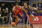 Pebasket BTN CLS Knights Indonesia Maxie Esho (kanan) menghadang pebasket Singapore Slingers Xavier Alexander (kiri) pada pertandingan gim ketiga babak final ASEAN Basketball League (ABL) 2019 di GOR Kertajaya, Surabaya, Jawa Timur, Rabu (8/5/2019).  BTN CLS Knights Indonesia dikalahkan Singapore Slingers dengan skor akhir 60-63. Antara Jatim/Moch Asim/zk.