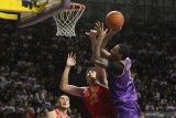 Pebasket BTN CLS Knights Indonesia Douglas Herring (kanan) mencoba memasukkan bola dengan dihadang pebasket Singapore Slingers Russel Low (tengah) pada pertandingan gim ketiga babak final ASEAN Basketball League (ABL) 2019 di GOR Kertajaya, Surabaya, Jawa Timur, Rabu (8/5/2019).  BTN CLS Knights Indonesia dikalahkan Singapore Slingers dengan skor akhir 60-63. Antara Jatim/Moch Asim/zk.