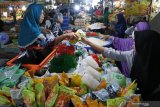 Pembeli memilih buah kolang-kaling di Pasar Tanjung Jember, Jawa Timur, Rabu (8/5/2019). Permintaan makanan untuk berbuka puasa di bulan Ramadhan, seperti kolang-kaling, cincau, dan agar-agar meningkat dari 80 Kg per hari menjadi 160 Kg per hari dengan harga mulai Rp8.000 - Rp15.000 per kilogram. Antara Jatim/Seno/zk.