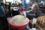 Penjual menata buah kolang-kaling di Pasar Tanjung Jember, Jawa Timur, Rabu (8/5/2019). Permintaan makanan untuk berbuka puasa di bulan Ramadhan, seperti kolang-kaling, cincau, dan agar-agar meningkat dari 80 Kg per hari menjadi 160 Kg per hari dengan harga mulai Rp8.000 - Rp15.000 per kilogram. Antara Jatim/Seno/zk.