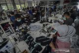 Pekerja menyelesaikan produksi baju di CV Lima Satria di Gedebage, Bandung, Jawa Barat, Rabu (8/5/2019). Manajemen CV Lima Satria menyatakan untuk memenuhi kebutuhan baju lebaran di berbagai kota di Indonesia, produksi baju di tempat tersebut meningkat hingga 50 persen atau sekitar 1.500 baju perhari dibandingkan dengan sebelum bulan ramadhan yang hanya mencapai 750 baju per hari. ANTARA JABAR/Raisan Al Farisi/agr