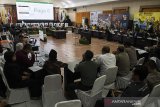 Suasana rapat pleno terbuka rekapitulasi hasil penghitungan suara tingkat Provinsi di KPU Provinsi Jawa Barat, Bandung, Jawa Barat, Rabu (8/5/2019). KPU Provinsi Jawa barat mulai melakukan rapat pleno terbuka rekapitulasi hasil penghitungan dan perolehan suara Pemilu 2019 yang dihadiri pimpinan partai, saksi peserta Pemilu dan Komisioner Bawaslu yang berlangsung hingga 11 Mei 2019. ANTARA JABAR/M Agung Rajasa/agr