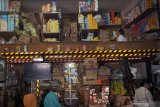 Petugas memeriksa gudang penyimpanan produk pangan kemasan dan produk retail lain yang dijual di toko grosir di Tulungagung, Jawa Timur, Rabu (8/5/2019). Dalam sidak itu petugas menemukan pelanggaran dalam hal penempatan produk pangan kemasan dalam gudang yang dicampur dengan nonpangan (kimia), kemasan rusak, hingga tata kelola pergudangan yang tidak higienis. Antara Jatim/Destyan Sujarwoko/zk.