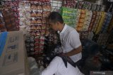 Petugas memeriksa penyimpanan produk pangan kemasan dan produk retail lain yang dijual di toko grosir di Tulungagung, Jawa Timur, Rabu (8/5/2019). Dalam sidak itu petugas menemukan pelanggaran dalam hal penempatan produk pangan kemasan dalam gudang yang dicampur dengan nonpangan (kimia), kemasan rusak, hingga tata kelola pergudangan yang tidak higienis. Antara Jatim/Destyan Sujarwoko/zk.