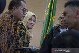 Terdakwa kasus dugaan suap perizinan proyek Meikarta Neneng Hasanah Yasin (kedua kiri) berdiskusi dengan penasihat hukum saat mengikuti jalannya sidang lanjutan di Pengadilan Tipikor Bandung, Jawa Barat, Rabu (8/5/2019). Jaksa KPK menuntut Bupati nonaktif Bekasi Neneng Hasanah Yasin dengan hukuman  selama 7 tahun dan 6 bulan penjara dengan denda Rp 250 juta subsidair 4 bulan kurungan serta menuntut agar hak politiknya dicabut selama 5 tahun.  ANTARA JABAR/Novrian Arbi/agr