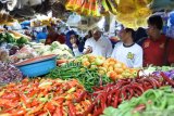 Tim Satgas Pangan melakukan inspeksi mendadak (sidak) meninjau harga sembako di Pasar Tanjung Jember, Jawa Timur, Rabu (8/5/2019). Pemantauan Tim Satgas Pangan di sejumlah pasar di Jember menunjukkan harga sejumlah komoditas seperti telur ayam ras, daging ayam, dan daging sapi berada di level normal dan ada penurunan harga bawang putih dari Rp60 ribu menjadi Rp45 ribu per Kg di pekan pertama bulan Ramadhan. Antara Jatim/Seno/zk.