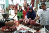 Tim Satgas Pangan melakukan inspeksi mendadak (sidak) meninjau harga daging sapi di Pasar Tanjung Jember, Jawa Timur, Rabu (8/5/2019). Pemantauan Tim Satgas Pangan di sejumlah pasar di Jember menunjukkan harga sejumlah komoditas seperti telur ayam ras, daging ayam, dan daging sapi berada di level normal dan ada penurunan harga bawang putih dari Rp60 ribu menjadi Rp45 ribu per Kg di pekan pertama bulan Ramadhan. Antara Jatim/Seno/zk.