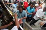 Warga mengantre membeli sembako murah yang di laksanakan Dinas Perindustrian dan Perdagangan di pelataran Masjid Islamic Center Lhokseumawe, Aceh, (8/5/2019). Pasar murah itu digelar untuk memenuhi kebutuhan sembako masyarakat terutama pada bulan Ramadhan menyusul harga sejumlah kebutuhan pokok terus melambung di pasar. (Antara Aceh/Rahmad)