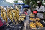 Pedagang membakar ikan untuk dijajakan di pasar takjil Ramadan, Lampineung, Banda Aceh, Rabu (8/5/2019). Berbagai jenis ikan laut untuk menu berbuka puasa dijual antara Rp20.000 hingga Rp100.000 per ekor tergantung jenis ikan dan ukurannya. (Antara Aceh/Irwansyah Putra)