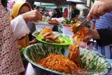 Hunting for traditional cuisine in Pasar Pabukoan at Batusangkar