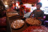 Pedagang bawang putih menunggu pembeli di pasar Baru Banjarmasin, Kalimantan Selatan, Kamis (9/5/2019).Menurut pedagang setempat sejak sepekan terakhir harga bawang putih berangsur turun dari Rp 45.000 per kilogram menjadi Rp 35.000 per kilogramnya.Foto Antaranews Kalsel/Bayu Pratama S.