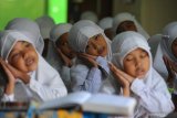 Siswa kelas dua mengulang hafalan Al Quran (moroja'ah) dengan metode gerakan tangan saat hari pertama Pondok Ramadhan di SDN Kowel 3, Pamekasan, Jawa Timur, Kamis (9/5/2019). Momentum bulan Ramadhan 1440 H. dimanfaatkan sekolah peraih Adiwiyata Nasional itu untuk memperbanyak pemberian pengetahuan tentang agama Islam dan penguatan karakter siswa. Antara Jatim/Saiful Bahri/zk.