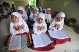 Siswa kelas dua mengulang hafalan Al Quran (moroja'ah) dengan metode gerakan tangan saat hari pertama Pondok Ramadhan di SDN Kowel 3, Pamekasan, Jawa Timur, Kamis (9/5/2019). Momentum bulan Ramadhan 1440 H. dimanfaatkan sekolah peraih Adiwiyata Nasional itu untuk memperbanyak pemberian pengetahuan tentang agama Islam dan penguatan karakter siswa. Antara Jatim/Saiful Bahri/zk.