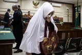 Terdakwa mantan anggota DPRD Kota Malang bergegas meninggalkan ruang sidang seusai menjalani sidang putusan kasus suap pengesahan APBD Perubahan (APBD-P) Pemerintah Kota Malang tahun anggaran 2015 sebesar Rp700 juta di Pengadilan Tindak Pidana Korupsi (Tipikor) Juanda, Sidoarjo, Jawa Timur, Kamis (9/5/2019).  Majelis hakim menjatuhkan vonis 12 mantan anggota dewan tersebut rata rata empat tahun dua bulan sampai enam bulan penjara dan denda Rp200 juta serta pencabutan hak politik selama tiga tahun. Antara Jatim/Umarul Faruq/zk.