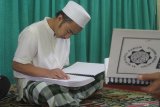 Penyandang tuna netra melakukan tadarus dengan Al Quran berhuruf braile di Masjid An Nur di UPT Rehabilitasi Cacat Netra, Janti, Malang, Jawa Timur, Kamis (9/5/2019). Kegiatan tersebut dilakukan para penyandang tuna netra secara bergiliran setiap selesai sholat dhuhur dan tarawih selama bulan Ramadhan. Antara Jatim/Ari Bowo Sucipto/zk.