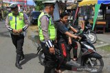 Anggota Polisi Lalu Lintas Polres Aceh Barat menghentikan anak di bawah umur yang mengendarai sepeda motor tanpa memakai helm saat operasi keselamatan rencong 2019 di Meulaboh, Aceh Barat, Kamis (9/5/2019). Operasi keselamatan yang rutin dilaksanakan setiap memasuki bulan suci Ramadhan di seluruh Indonesia, terhitung sejak 29 April hingga 12 Mei 2019 bertujuan untuk meningkatkan kedisiplinan masyarakat dalam berlalu lintas dan meminimalisir pelanggaran serta kecelakaan lalu lintas. (Antara Aceh/Syifa Yulinnas)