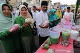 Wakil Wali Kota Banda Aceh Zainal Arifin (dua kanan) bersama petugas Balai Pengawas Obat dan Makanan (BPOM) melaksanakan inspeksi mendadak (sidak) makanan dan minuman berbuka puasa yang dijajakan pedagang takjil di Banda Aceh, Jumat (10/5/2019). BPOM dan Pemerintah Kota Banda Aceh akan memberikan sanksi kepada pedagang yang menjual makanan dan minuman mengandung zat kimia berbahaya. (Antara AcehIrwansyah Putra)