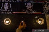 Warga menyalakan lilin di dekat syal bergambar Marsinah, Wiji Thukul dan Munir pada aksi mengenang 26 tahun kasus Marsinah di Taman Vanda, Bandung, Jawa Barat, Kamis (9/5/2019). Aksi tersebut merupakan peringatan untuk 26 tahun kasus pembunuhan Marsinah yang belum tuntas hingga saat ini. ANTARA JABAR/Novrian Arbi/agr