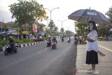 Seorang aktivis mengenakan topeng wajah Marsinah saat melakukan aksi 